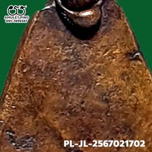 100 倍放大 — 龍婆銀銅牌 小鋤形 直腿 合金 瓦邦干寺 披集府 佛曆 2462
