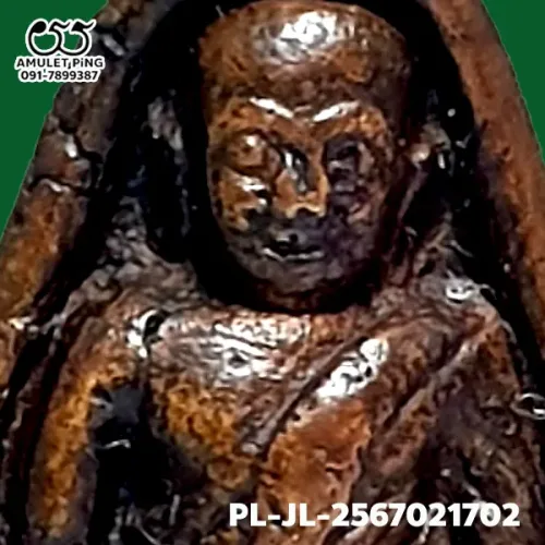 100 倍放大 — 龍婆銀銅牌 小鋤形 直腿 合金 瓦邦干寺 披集府 佛曆 2462