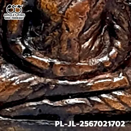 100 倍放大 — 龍婆銀銅牌 小鋤形 直腿 合金 瓦邦干寺 披集府 佛曆 2462