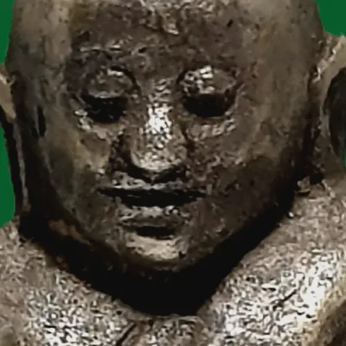100× magnification — Luang Phor Ngern statuette, Niyom 4-Chai, Indra-eye