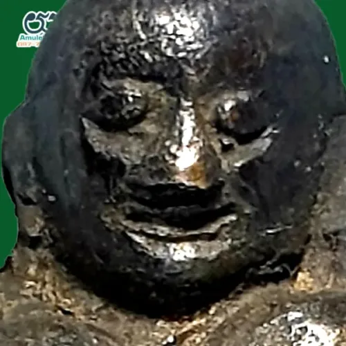 100× magnification — Luang Phor Ngern statuette, Khi Ta 5-Chai, Khan Long Hin