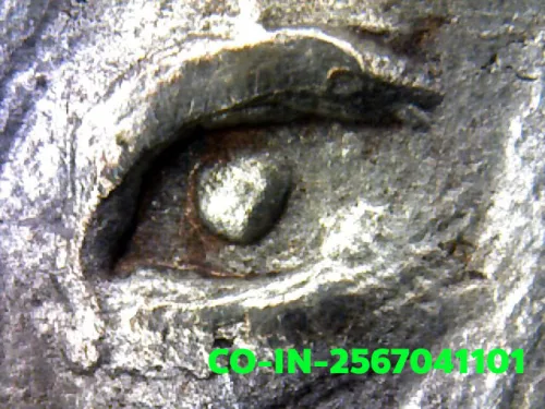 1000 倍放大 — 龙婆文铜牌 胜战版 银质 堆湄邦寺 清迈府 佛历 2520