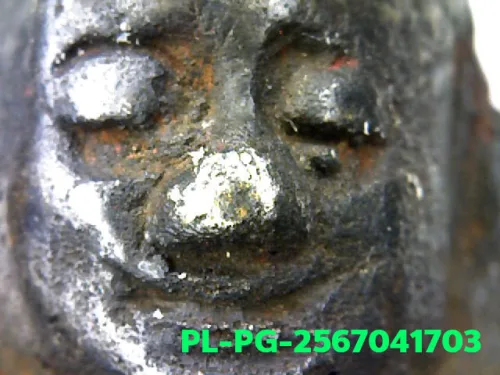 100 倍放大 — 龙婆银佛牌 基打 四衣摆 合金 瓦邦干寺 披集府 佛历 2462