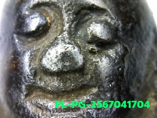 100 倍放大 — 龙婆银佛牌 基打 四衣摆 合金 瓦邦干寺 披集府 佛历 2462