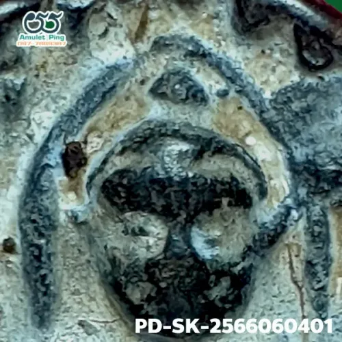 100 倍放大 — 素可泰立泰王佛牌 大模 烧制泥料 甘烹碧出土 甘烹碧府 佛历 1900