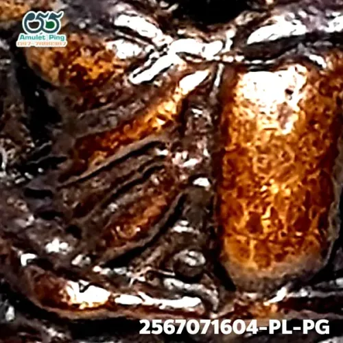 100 倍放大 — 龍婆銀佛牌 基打 四衣襬 合金 瓦邦干寺 披集府 佛曆 2462