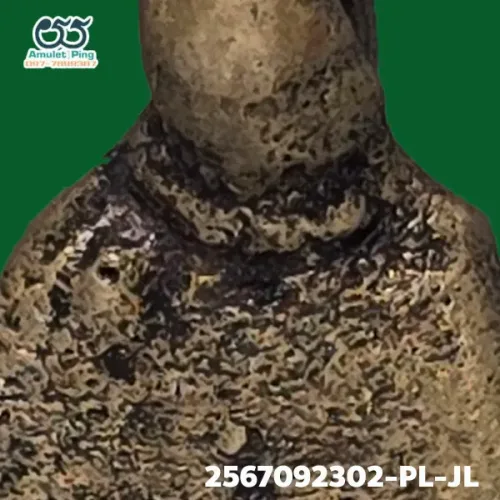 100 倍放大 — 龍婆銀銅牌 小鋤形 並腿 合金 瓦邦干寺 披集府 佛曆 2462