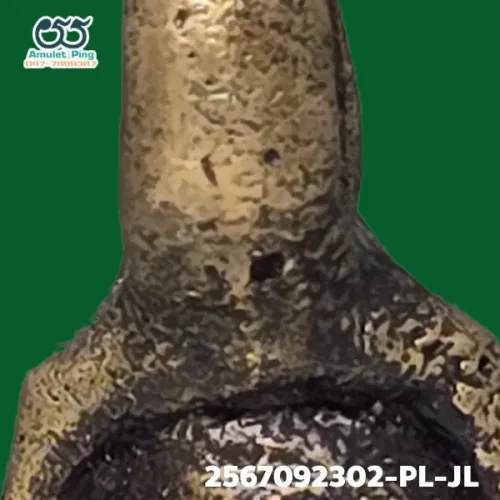 100 倍放大 — 龍婆銀銅牌 小鋤形 並腿 合金 瓦邦干寺 披集府 佛曆 2462