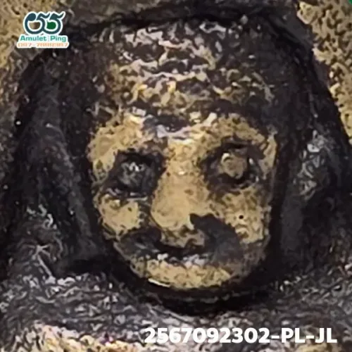 100 倍放大 — 龍婆銀銅牌 小鋤形 並腿 合金 瓦邦干寺 披集府 佛曆 2462