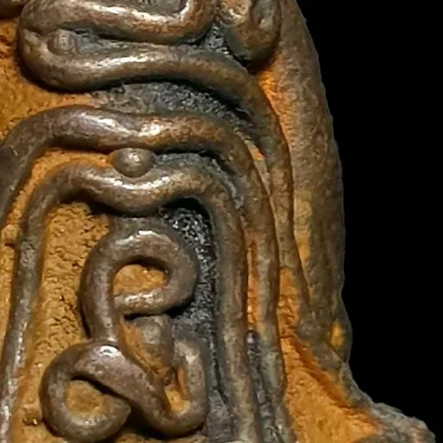 100 倍放大 — 龙婆炎佛牌 乱经文 膝上纳字 合金 瓦南寺 曼谷 佛历 2463