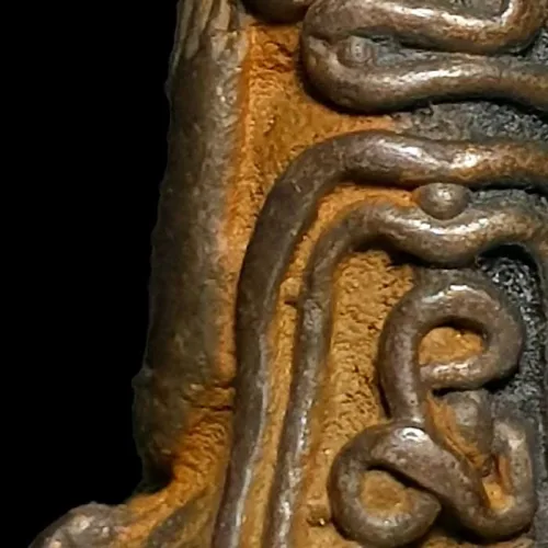 100 倍放大 — 龙婆炎佛牌 乱经文 膝上纳字 合金 瓦南寺 曼谷 佛历 2463