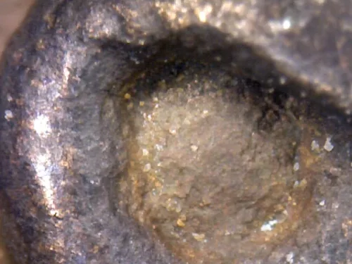 1000 倍放大 — 龙婆炎佛牌 乱经文 膝上纳字 合金 瓦南寺 曼谷 佛历 2463