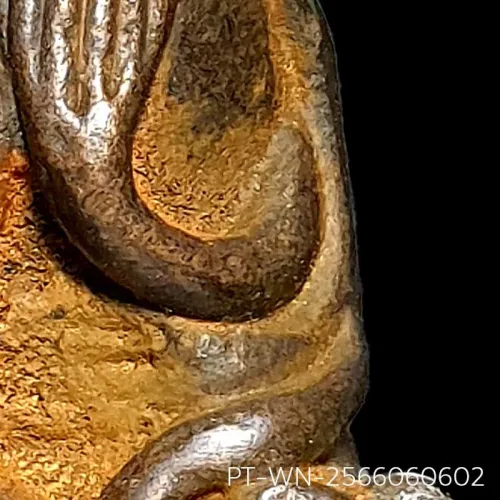100 倍放大 — 龙婆炎佛牌 乱经文 膝上纳字 合金 瓦南寺 曼谷 佛历 2463