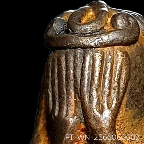 100 倍放大 — 龙婆炎佛牌 乱经文 膝上纳字 合金 瓦南寺 曼谷 佛历 2463