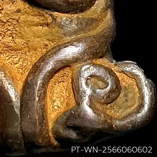 100 倍放大 — 龙婆炎佛牌 乱经文 膝上纳字 合金 瓦南寺 曼谷 佛历 2463