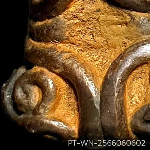 100 倍放大 — 龙婆炎佛牌 乱经文 膝上纳字 合金 瓦南寺 曼谷 佛历 2463