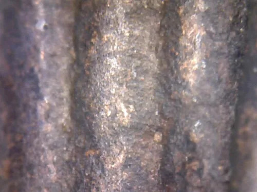 1000 倍放大 — 龙婆炎佛牌 乱经文 膝上纳字 合金 瓦南寺 曼谷 佛历 2463