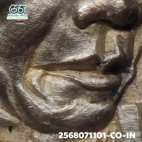 100 倍放大 — 龙婆卡贤铜牌 竹枝（Sawasdee） 银质 三相墓园（Susan Trailak） 南邦府 佛历 2518