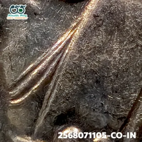100 倍放大 — 龙婆术铜牌 首期 银质 巴空玛堪陶寺 猜纳府 佛历 2566