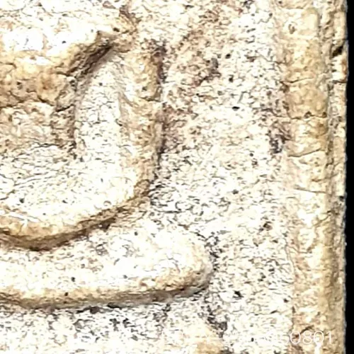 100× magnification — Somdej Toh amulet, Yai (large) Ket Talu Sum (topknot