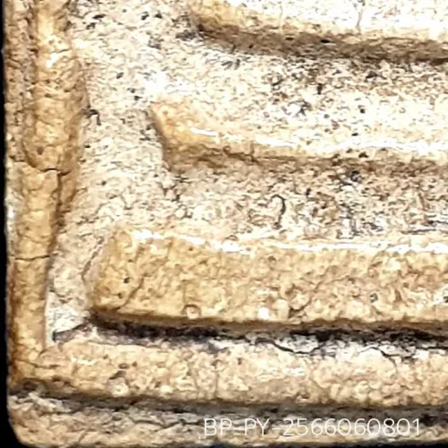 100× magnification — Somdej Toh amulet, Yai (large) Ket Talu Sum (topknot