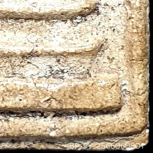 100× magnification — Somdej Toh amulet, Yai (large) Ket Talu Sum (topknot