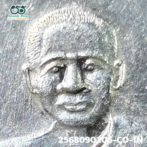 ภาพขยายรายละเอียด เหรียญหลวงพ่ออี๋ รุ่นแรก รูปเหมือน ห่วงเชื่อม เนื้อเงิน วัดสัตหีบฯ ชลบุรี ปี 2473