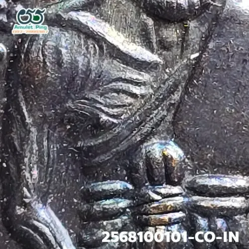 100 倍放大 — 龙婆托铜牌 升职纪念版 铜熏黑 瓦昌海寺 北大年府 佛历 2508