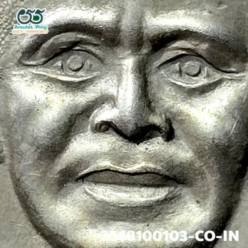 ภาพขยายรายละเอียด เหรียญหลวงพ่อทวด รุ่นเลื่อนสมณศักดิ์ พิมพ์ผ่าปาก เนื้ออาปาก้า วัดช้างให้ ปัตตานี ปี 2508