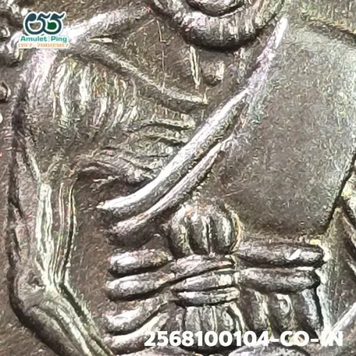 100 倍放大 — 龙婆托铜牌 裂嘴版 阿帕卡白铜 瓦昌海寺 北大年府 佛历 2508