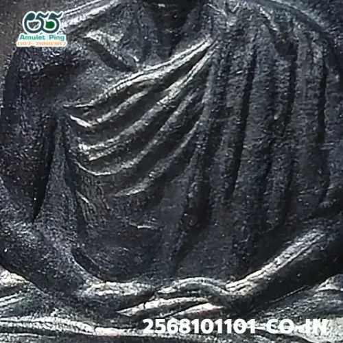 100 倍放大 — 龍婆卡賢銅牌 鐘形 銅燻黑 三相墓園（Susan Trailak） 南邦府 佛曆 2516