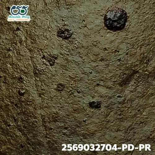 100× magnification — Queen Chamadevi amulet, Yai (large), Fired clay, Wat