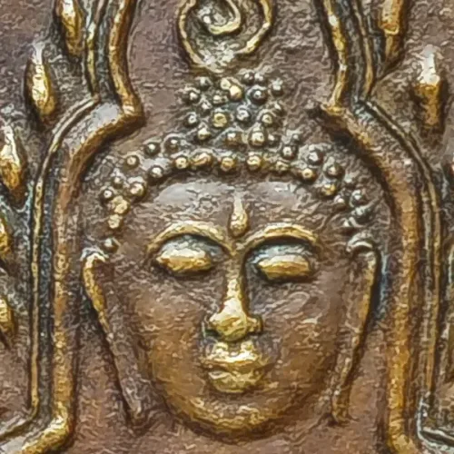 ภาพขยายรายละเอียด เหรียญพระพุทธชินราช หลังหนังสือ 3 แถว รุ่นแรก เนื้อทองแดง วัดพระศรีรัตนมหาธาตุ จังหวัดพิษณุโลก ปี 2560