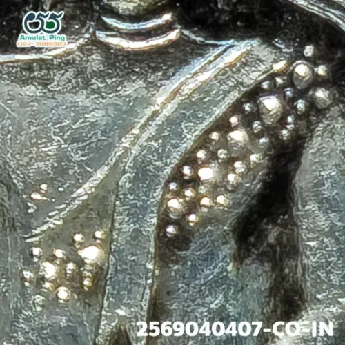 ภาพขยายรายละเอียด เหรียญพระพุทธชินราช หลังอกเลาวิหาร รุ่นแรก เนื้อเงิน วัดพระศรีรัตนมหาธาตุ พิษณุโลก ปี 2560