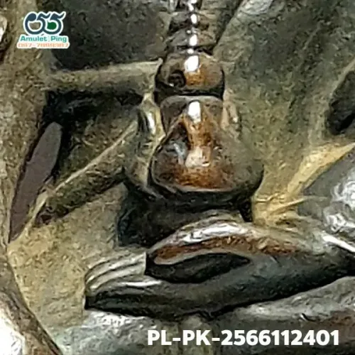 100 倍放大 — 龍婆培佛牌 華人臉版 合金 蘇泰寺 曼谷 佛曆 2515