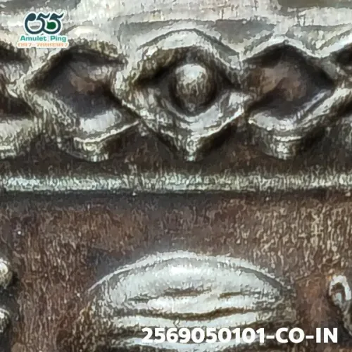 100 倍放大 — 龙婆托铜牌 裂嘴版 银质 瓦昌海寺 北大年府 佛历 2508