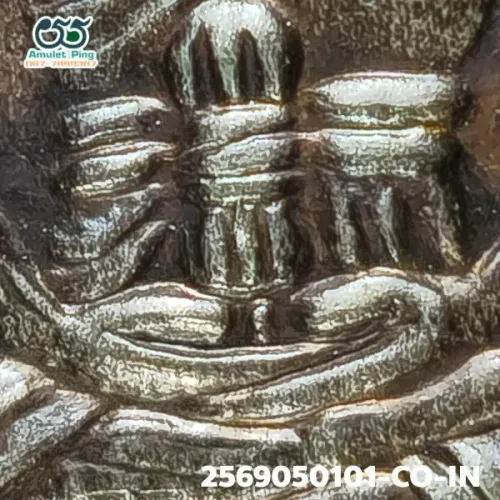 100 倍放大 — 龙婆托铜牌 裂嘴版 银质 瓦昌海寺 北大年府 佛历 2508