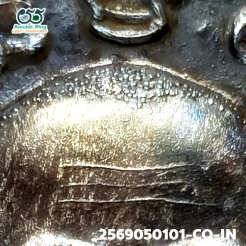 100 倍放大 — 龙婆托铜牌 裂嘴版 银质 瓦昌海寺 北大年府 佛历 2508