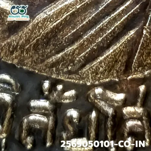100 倍放大 — 龙婆托铜牌 裂嘴版 银质 瓦昌海寺 北大年府 佛历 2508