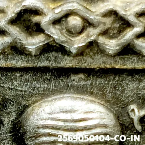 100 倍放大 — 龙婆托铜牌 裂嘴版 银质 瓦昌海寺 北大年府 佛历 2508