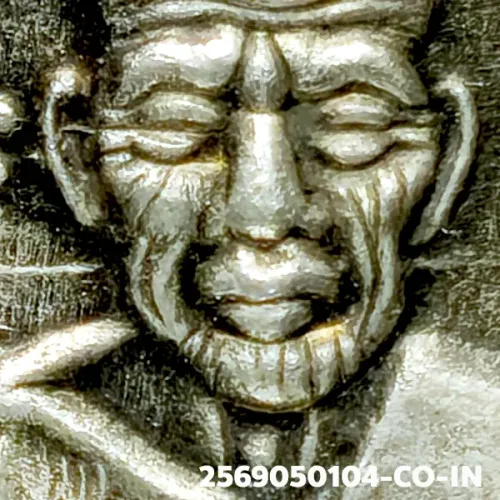100 倍放大 — 龙婆托铜牌 裂嘴版 银质 瓦昌海寺 北大年府 佛历 2508