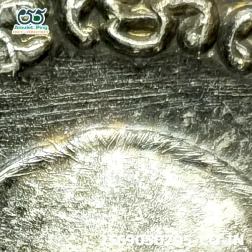 100 倍放大 — 龍婆托銅牌 塞瑪形 一點 銀質 瓦昌海寺 北大年府 佛曆 2504