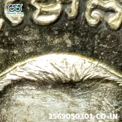 100 倍放大 — 龙婆托铜牌 小鱼子点 银质 瓦昌海寺 北大年府 佛历 2502