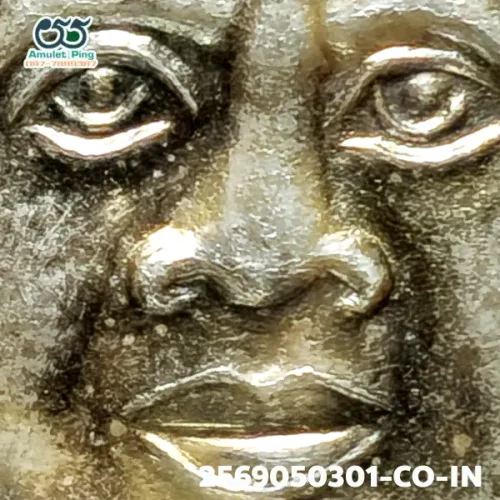 100 倍放大 — 龙婆托铜牌 小鱼子点 银质 瓦昌海寺 北大年府 佛历 2502