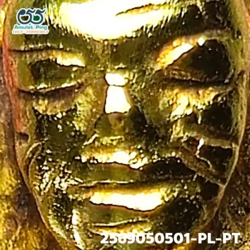 100× magnification — Luang Phor Thuad statuette, Phim A-Pa-Se, Gold-plated, Wat