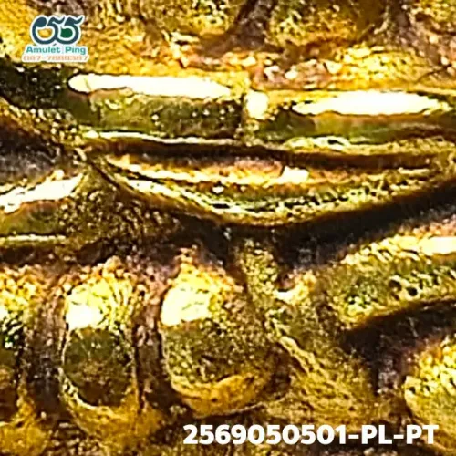100× magnification — Luang Phor Thuad statuette, Phim A-Pa-Se, Gold-plated, Wat