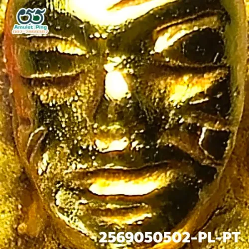 100× magnification — Luang Phor Thuad statuette, Phim A-Pa-Se, Gold-plated, Wat