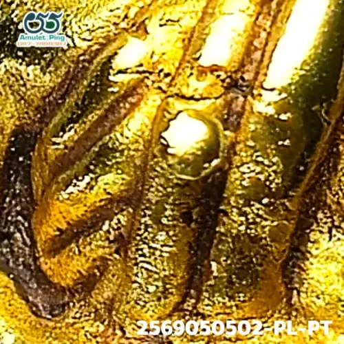 100× magnification — Luang Phor Thuad statuette, Phim A-Pa-Se, Gold-plated, Wat