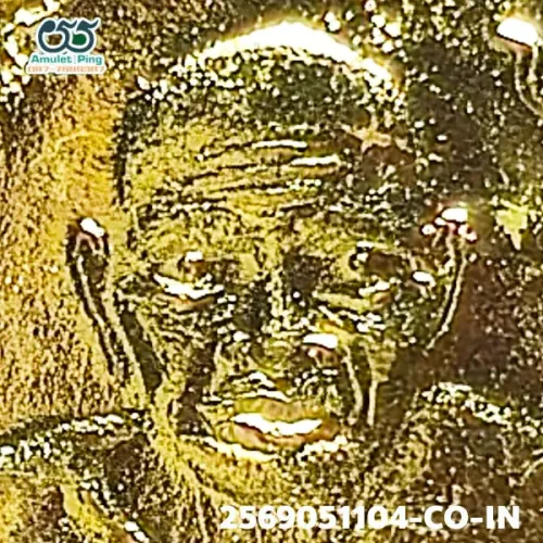 100 倍放大 — 龙婆炎铜牌 四点 鎏金 瓦南寺 曼谷 佛历 2467