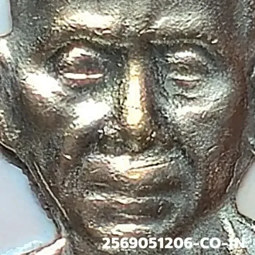 100× magnification — Khruba Srivichai coin, Kammakan (committee), Enamelled